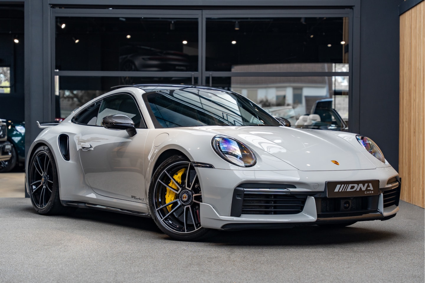 Porsche 911 - 992 Turbo S Aerokit Sportuitlaat Carbon 3.8 Turbo S Aerokit - AutoWereld.nl