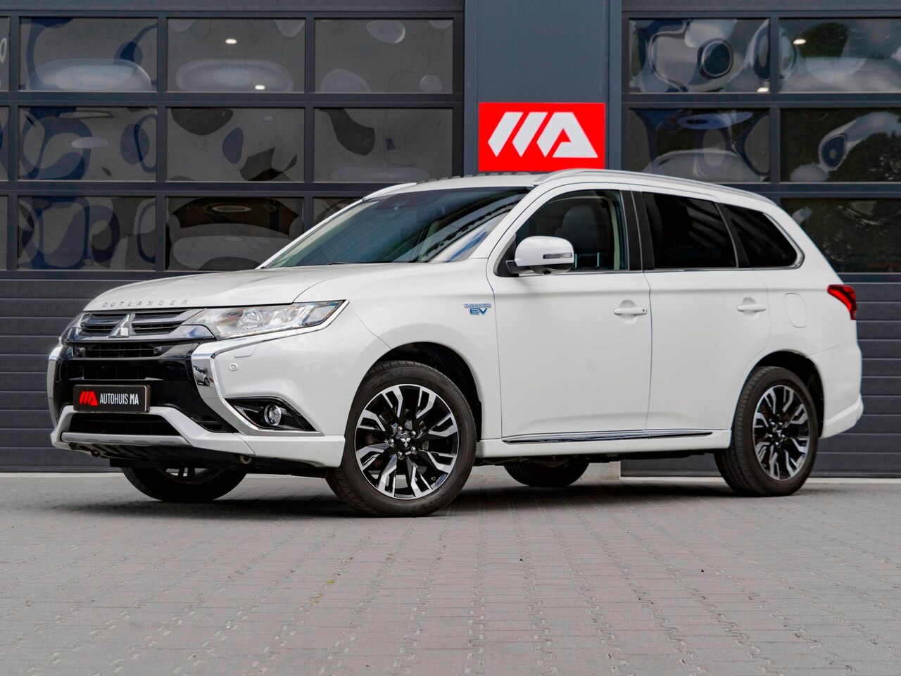 Mitsubishi Outlander - 2.0 PHEV Premium | TREKHAAK | PANO | LEDER | 360 CAMERA - AutoWereld.nl