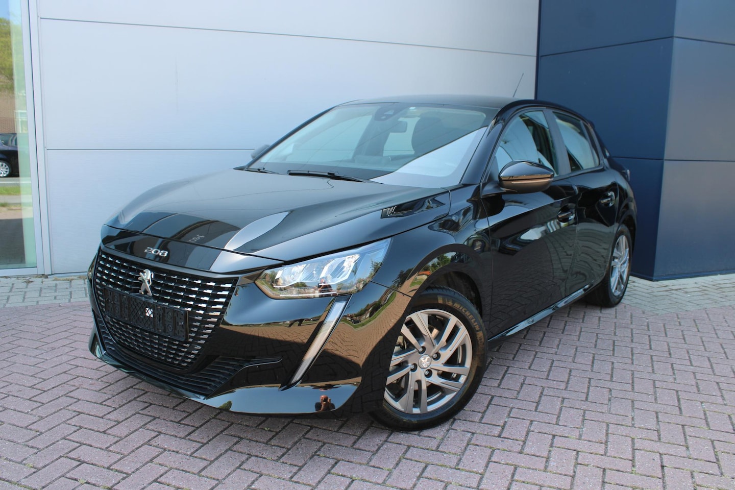 Peugeot 208 - 1.2 PureTech 100pk Active Pack Automaat EAT8 Airco Navi Carplay Zeer mooi - AutoWereld.nl