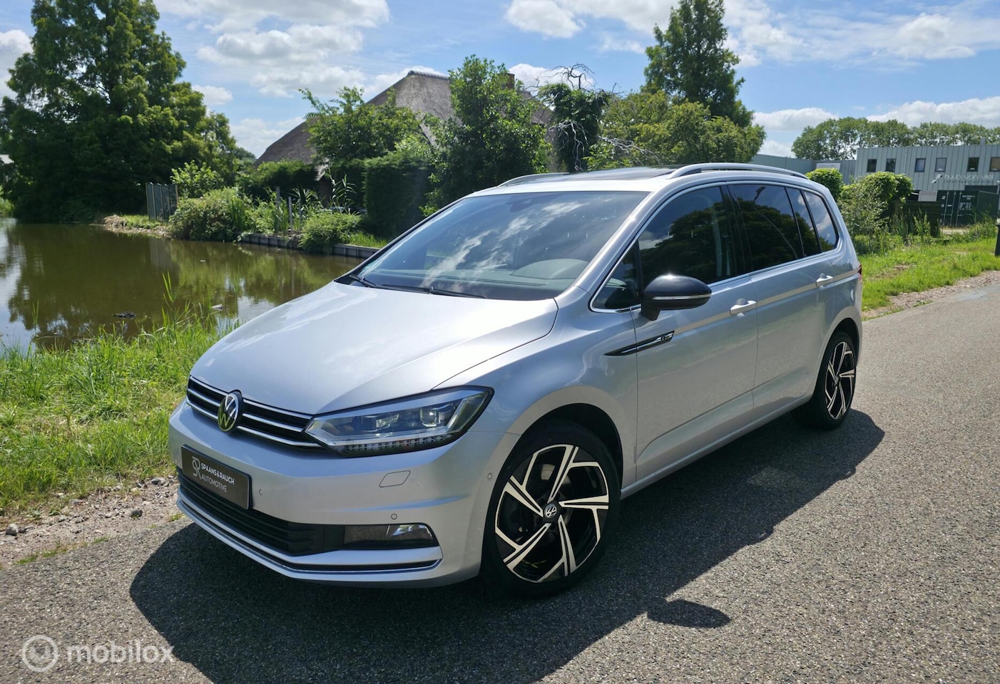 Volkswagen Touran - 1.5 TSI R-Line / 5pers. / Pano / El. Trekh - AutoWereld.nl