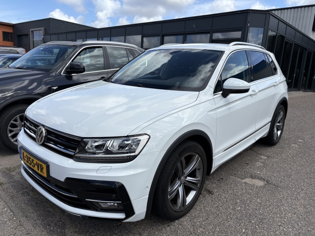 Volkswagen Tiguan - 1.4 TSI R-Design | Trekhaak | 18 inch - AutoWereld.nl