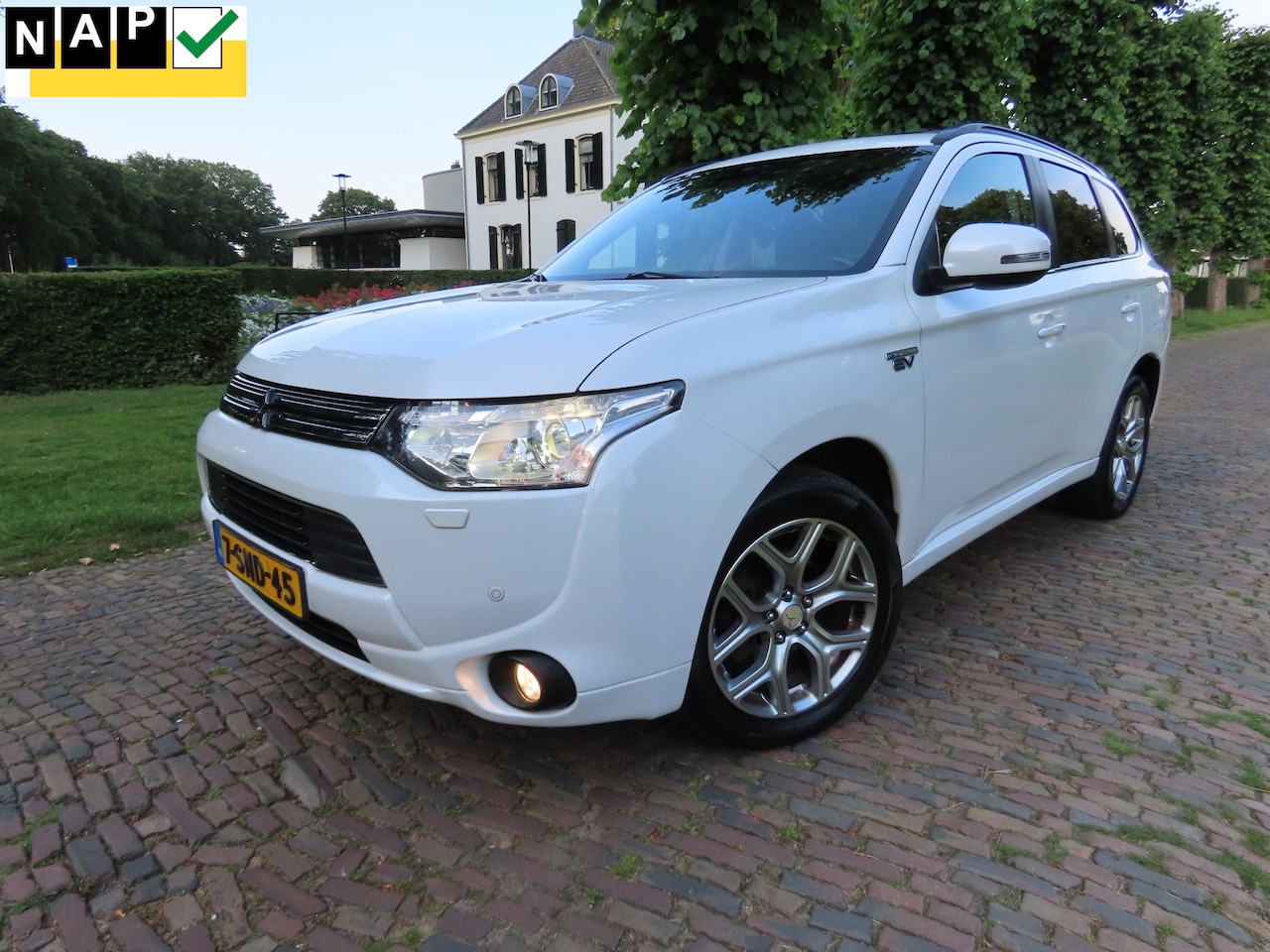 Mitsubishi Outlander - 2.0 PHEV Instyle+ Leer Schuif/Kanteldak Achteruitrijcamera Stoelverwarming Ecc Cruisecontr - AutoWereld.nl