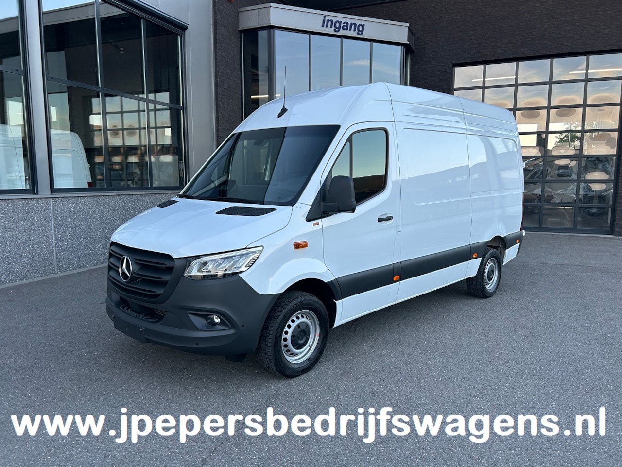 Mercedes-Benz Sprinter - 317 CDI L2 H2 Pro LED / MBUX / Navigatie / Camera / Parkeersensoren / Cruise control / Air - AutoWereld.nl
