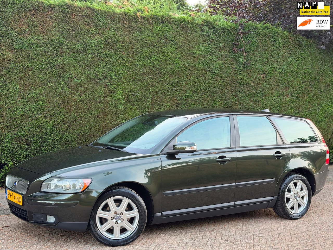 Volvo V50 - 1.8 AIRCO IJSKOUD/RIJDT NIEUW/LAGE KM/PDC V+A - AutoWereld.nl