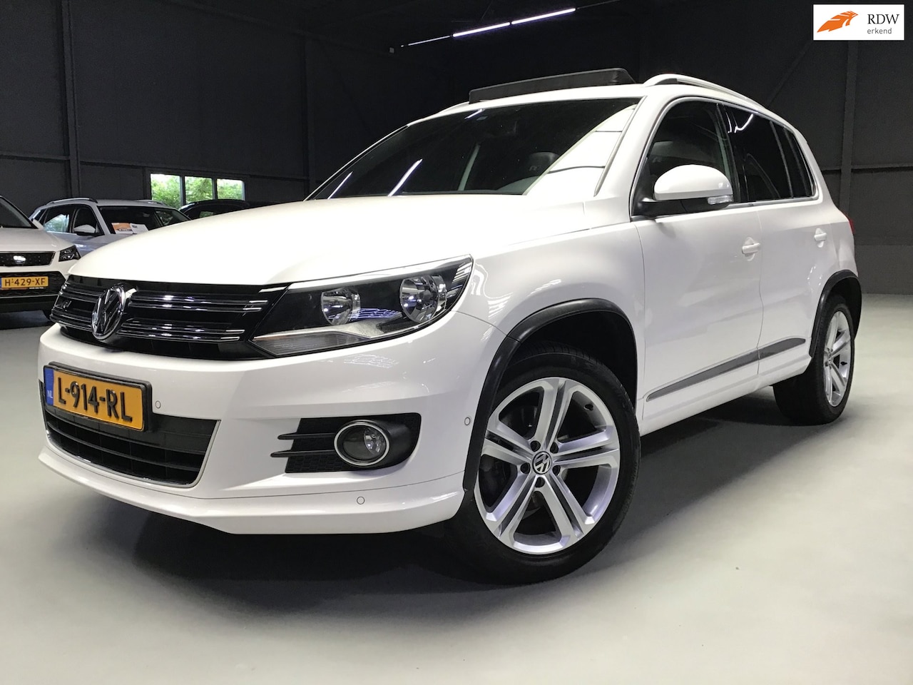 Volkswagen Tiguan - 1.4 TSI Sport&Style R-line Edition I Pano I Leder I 3x R-Line I New Apk + Kln Brt I 18inch - AutoWereld.nl