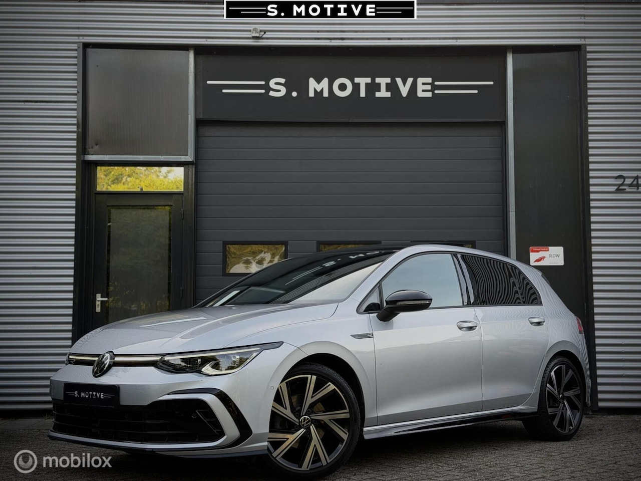 Volkswagen Golf - 1.5 eTSI R-Line H&K, Pano, Hub, IQ, Sfeer, Camera - AutoWereld.nl