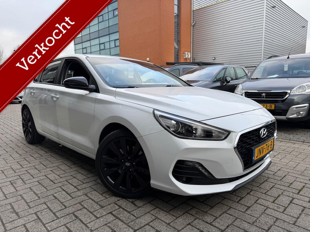 Hyundai i30 - Black Edition 1.0 Benzine | Lage km | Camera - AutoWereld.nl