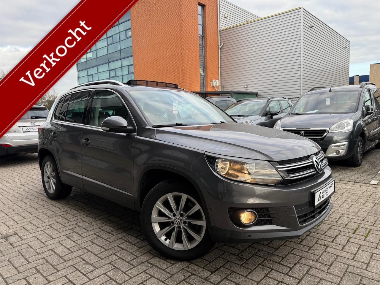 Volkswagen Tiguan - Highline 2.0 TDI | Lage km | Pano | Trekhaak - AutoWereld.nl