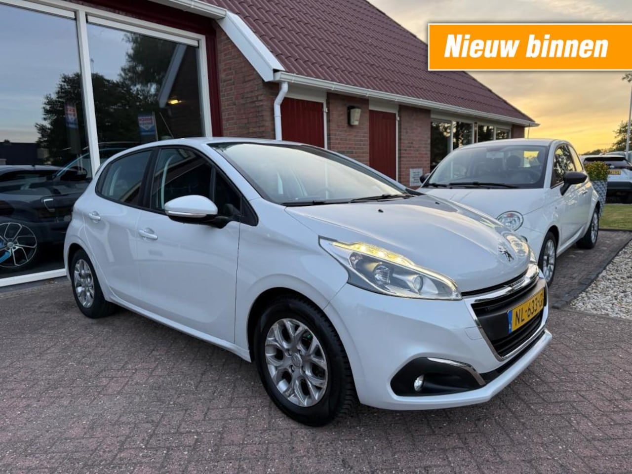 Peugeot 208 - 1.2 PURET. BLUE LION Orig. NL/Cruise Control/Airco/Navigatie/Trekhaak - AutoWereld.nl
