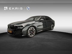 BMW 5-serie - Sedan 520i | M-Sportpakket | LED | Navigatie | Panoramadak | Sportstoelen | DAB | Bowers &