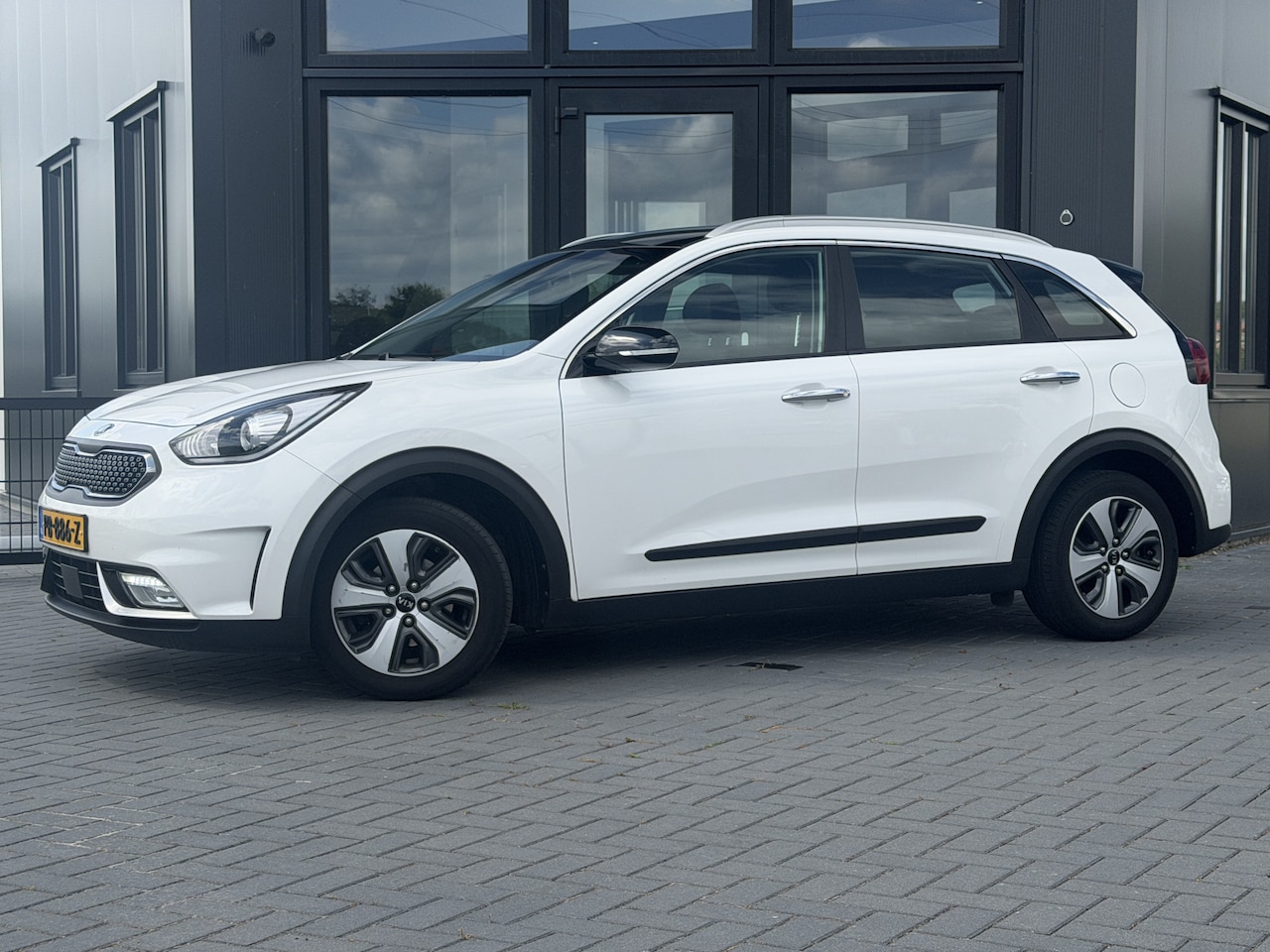 Kia Niro - 1.6 GDi Hybrid First Edition Leer | Navi | Camera | Nw onderhoud - AutoWereld.nl