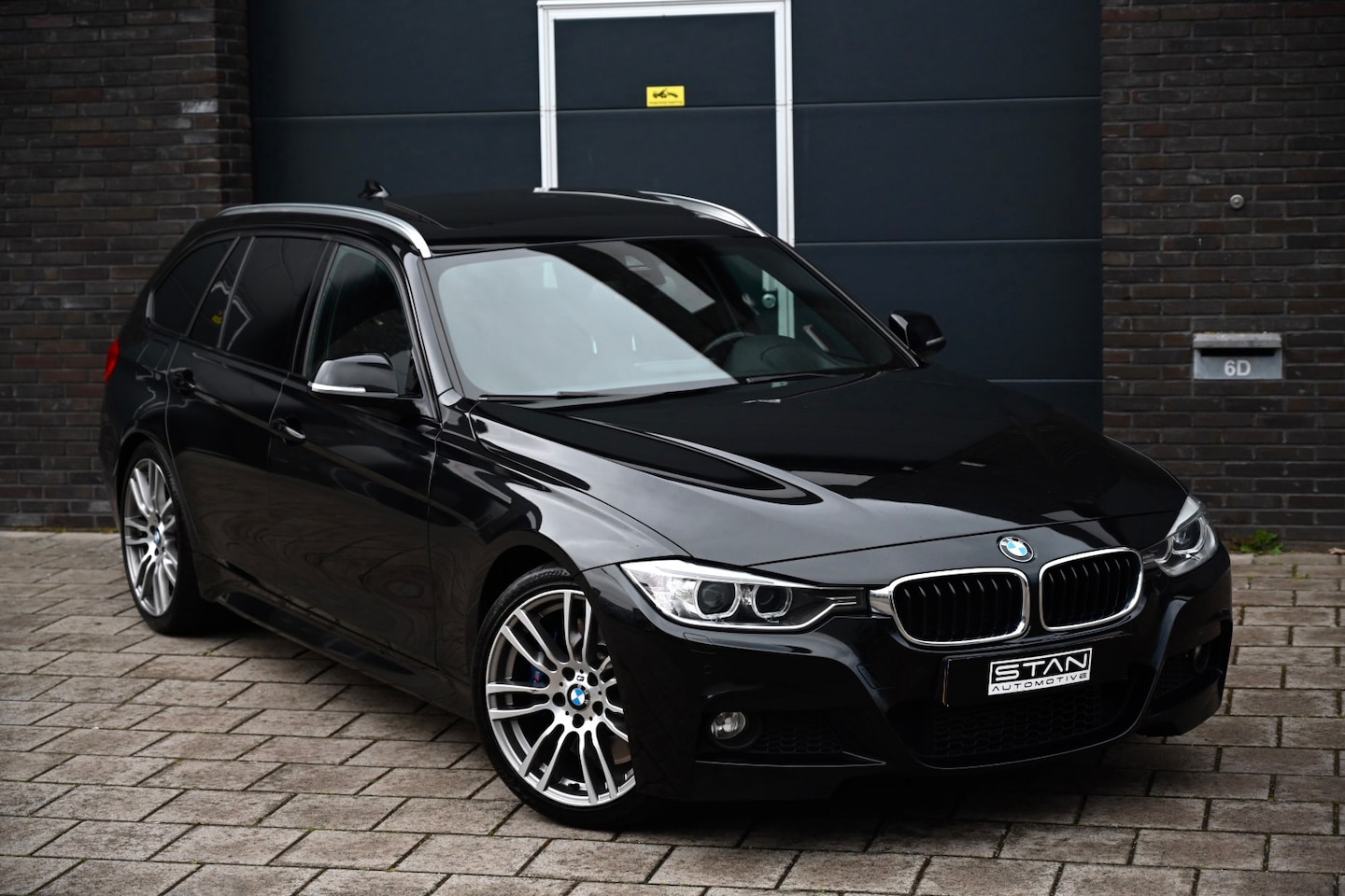 BMW 3-serie Touring - 330D High Executive M Sport, 6-cilinder lijnmotor (RWD), panoramadak, trekhaak. - AutoWereld.nl
