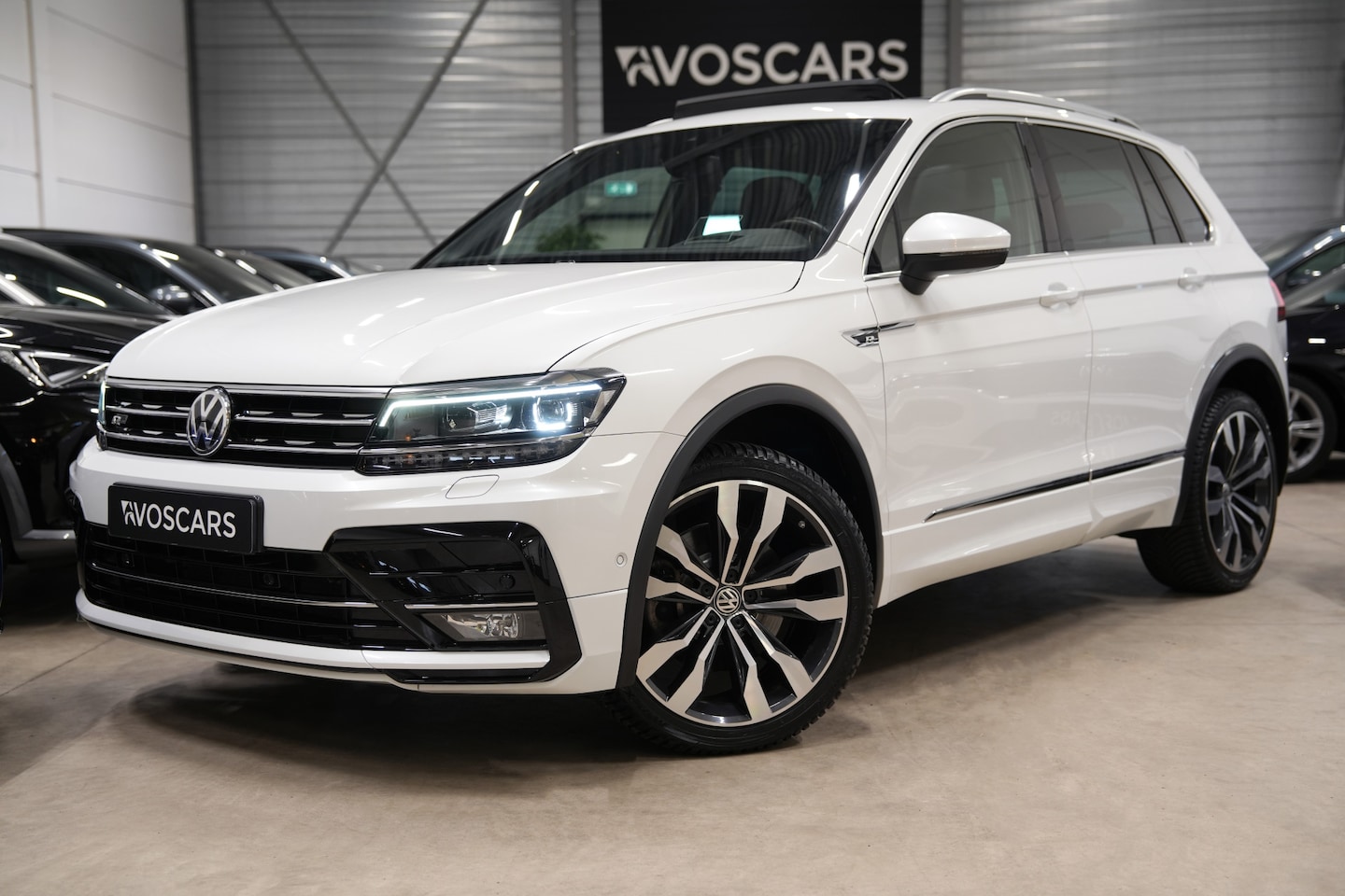 Volkswagen Tiguan - 2.0 TSI 4Motion 220PK 3x R-Line * Pano - Dynaudio - Leder - Virtual - 20" - Sfeer - ACC - - AutoWereld.nl