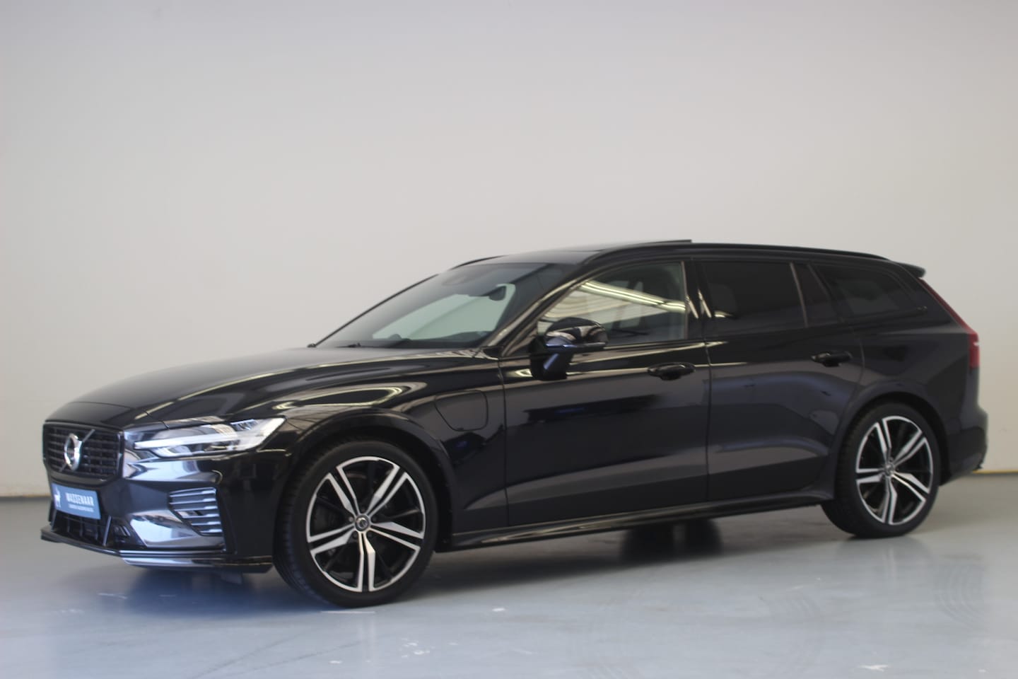 Volvo V60 - T6 Plug-in hybrid AWD R-Design | Rijklaarprijs | Trekhaak | Bowers Wilkins | - AutoWereld.nl