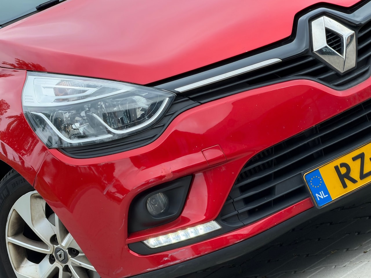 Renault Clio Estate - 0.9 TCe Limited| Rouge Flamme | Airco | Cruise Control | Zuinig & Ruim | Nette Auto! - AutoWereld.nl