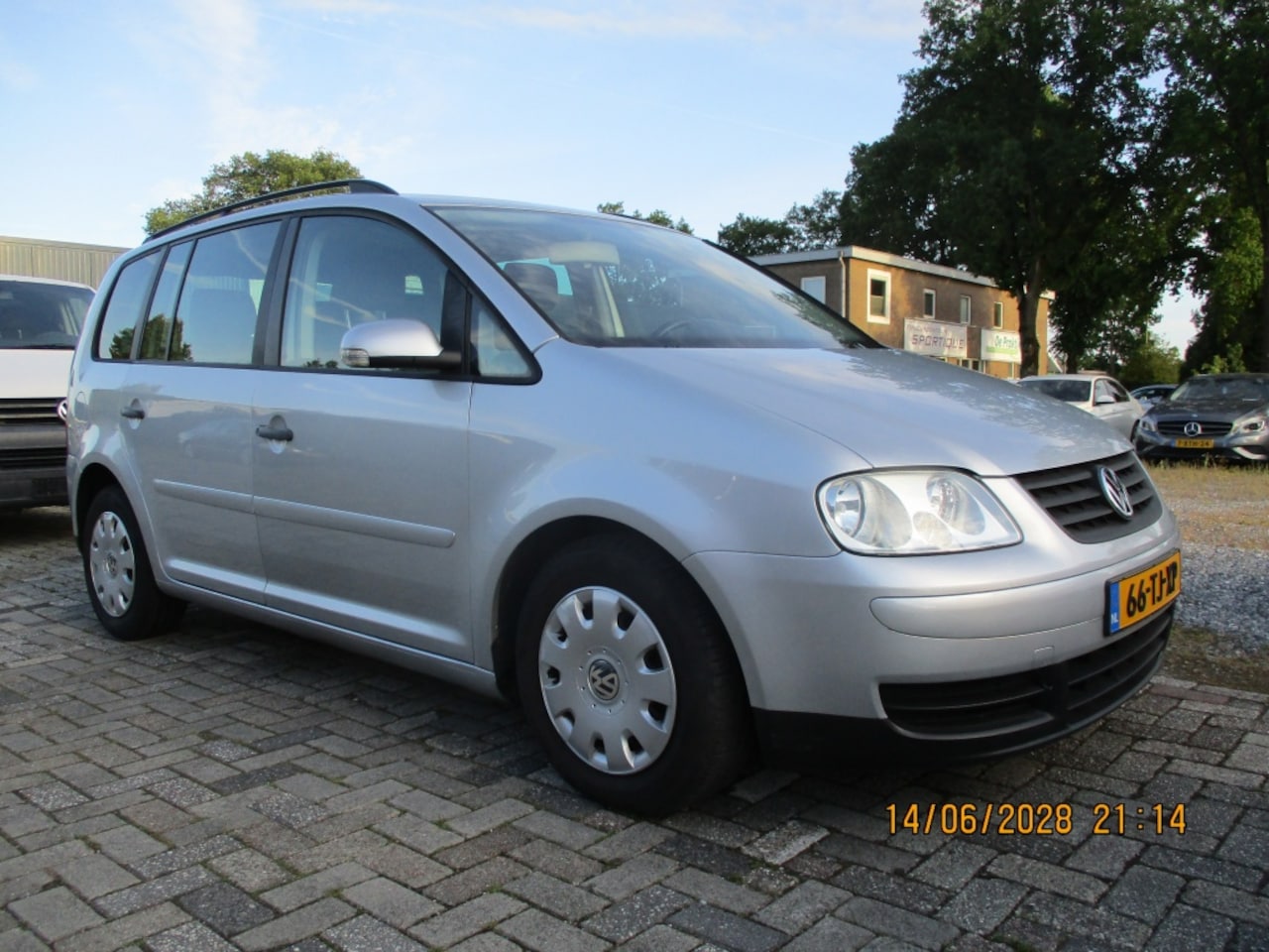 Volkswagen Touran - 1.6-16V FSI APK 3-7-2027 - AutoWereld.nl