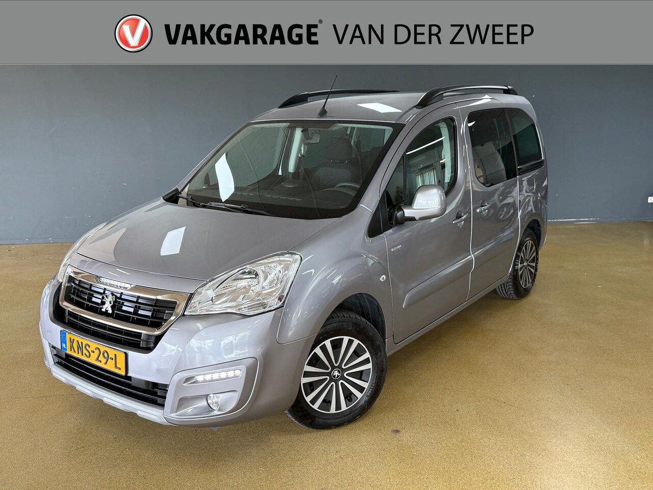 Peugeot Partner Tepee - 1.2 PureTech Allure | Navigatie | Trekhaak | Distrb vernieuwd. - AutoWereld.nl