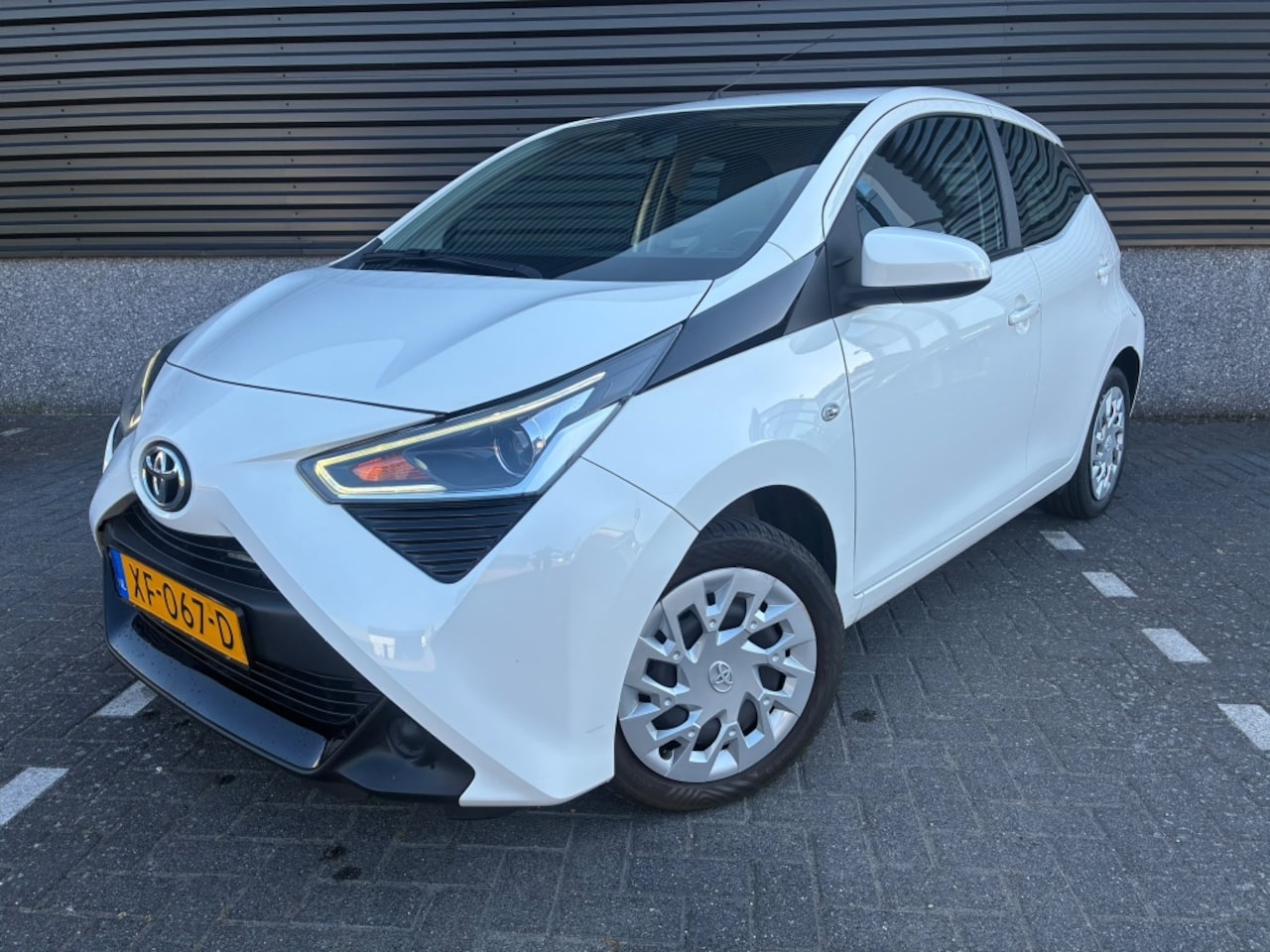 Toyota Aygo - 1.0 VVT-i x-play 1.0 VVT-i x-play, NAP, cruise control, camera - AutoWereld.nl
