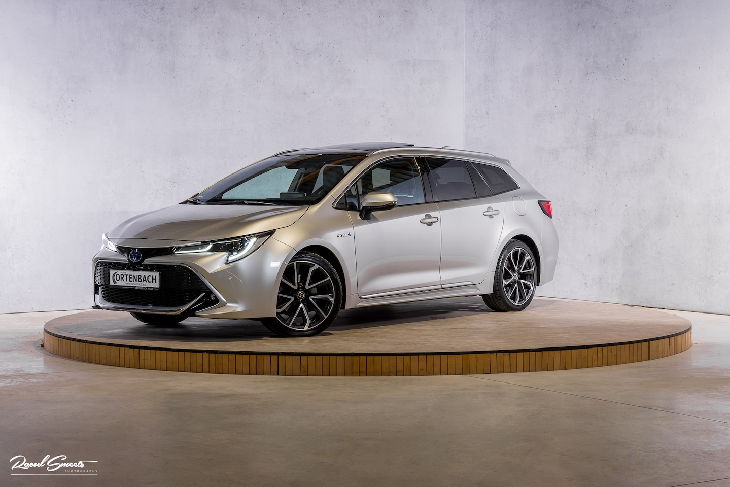 Toyota Corolla Touring Sports - 2.0 Hybrid Premium | Panorama dak | Afn. trekhaak | Blis | Leder | Head-up Display | - AutoWereld.nl