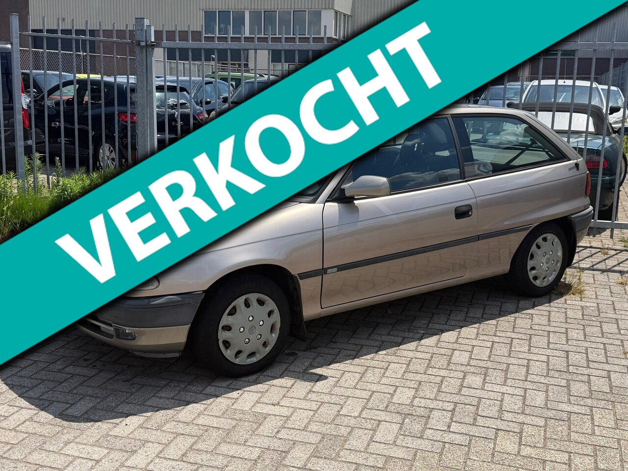 Opel Astra - 1.6i Season UNIEK! 1EIGENAAR! IJSKOUDE AIRCO l TREKHAAK l STUURBEKRACHTEGING! NIEUWE APK! - AutoWereld.nl