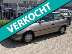 Opel Astra - 1.6i Season UNIEK 1EIGENAAR IJSKOUDE AIRCO l TREKHAAK l STUURBEKRACHTEGING NIEUWE APK