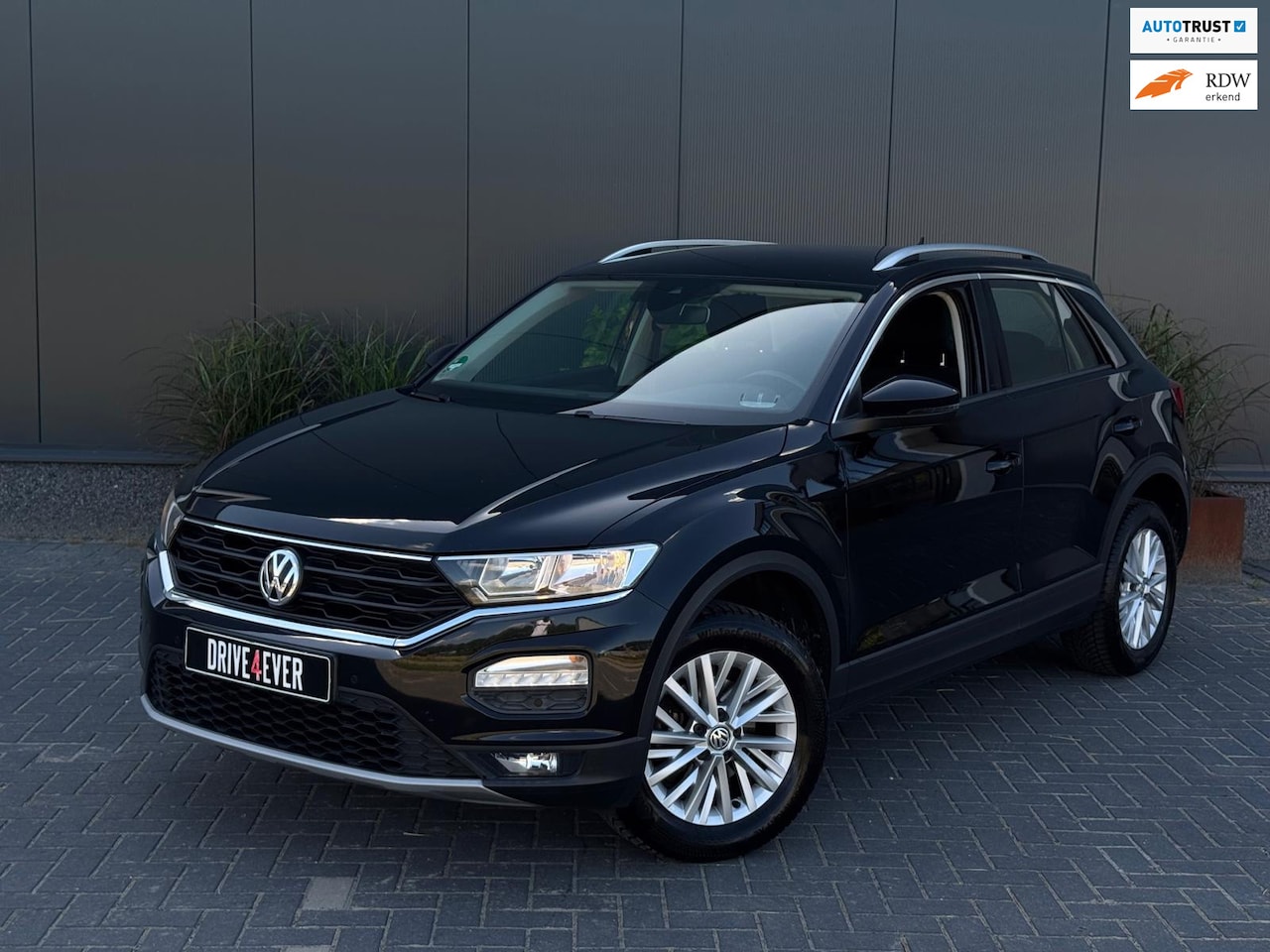 Volkswagen T-Roc - 1.5 TSI Style DSG NAVI|PDC|TREKHAAK|AIRCO|MF STUUR|ELEK PAKKET - AutoWereld.nl
