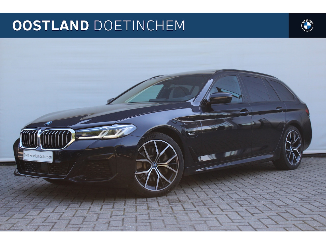 BMW 5-serie Touring - 530e xDrive M Sport Automaat / Trekhaak / Panoramadak / Comfortstoelen / Comfort Access / - AutoWereld.nl