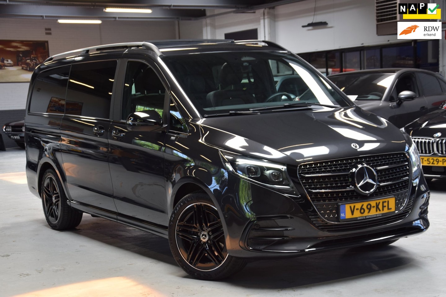 Mercedes-Benz V-klasse - 300d 4 Matic AMG Pakket|1e Eig|Dealer onderhouden|Panoramadak|ACC| - AutoWereld.nl