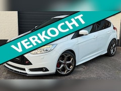 Ford Focus - 2.0 EcoBoost ST-3 | Recaro | Navi | Keyless | Xenon | Park Assist | Lane Assist