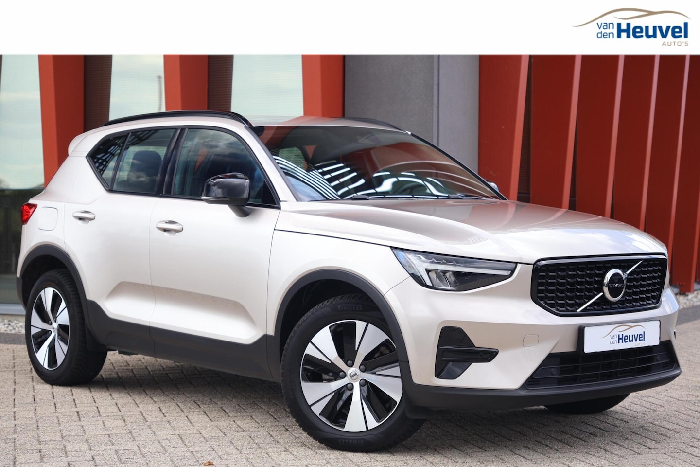 Volvo XC40 - T4 Recharge Plus Dark | Stoelverwarming | Trekhaak | Leder | Parkeercamera | H/K | Keyless - AutoWereld.nl