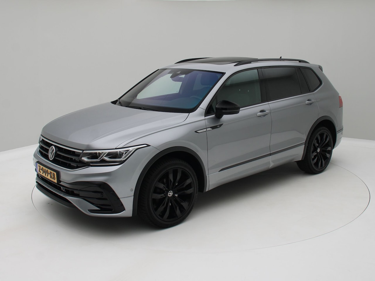 Volkswagen Tiguan Allspace - 1.5 TSI R-Line Business / 7p. / Black L. Style / Panorama / Origineel NL - AutoWereld.nl