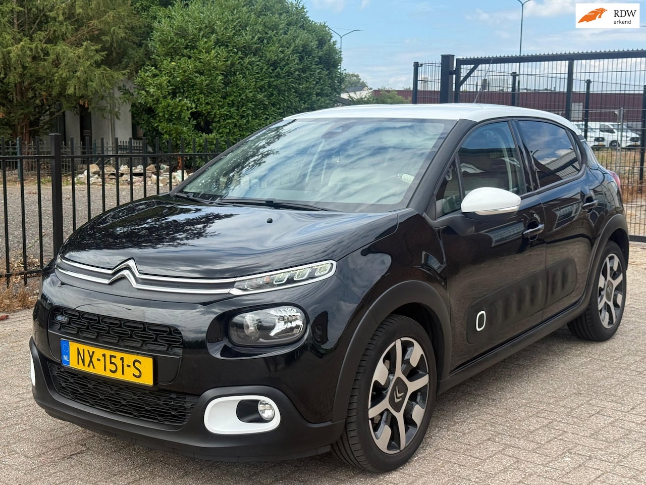 Citroën C3 - 1.2 PureTech Shine Carplay NW RIEM BiTone - AutoWereld.nl