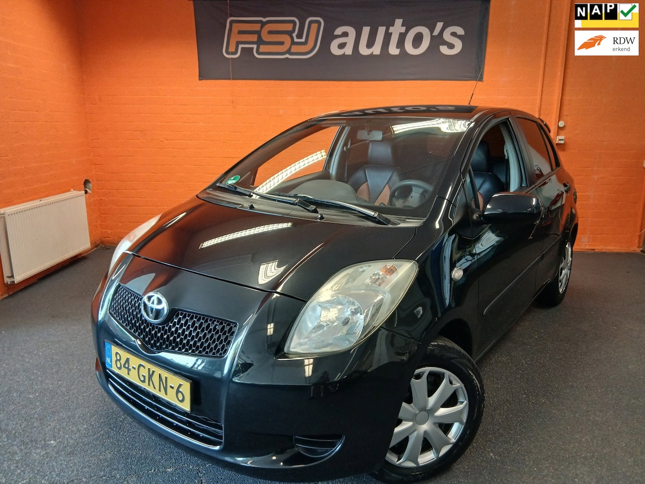 Toyota Yaris - 1.0 VVTi + / SPORT / 5 DEURS / LEDER / ELEK.PAKKET - AutoWereld.nl