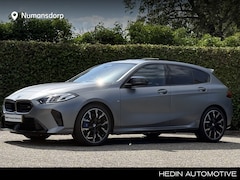 BMW 1-serie - M135 xDrive | Frozen Pure Grey | Panorama | Harman/Kardon | 19'' | Elek. Stoelverst. | Cam