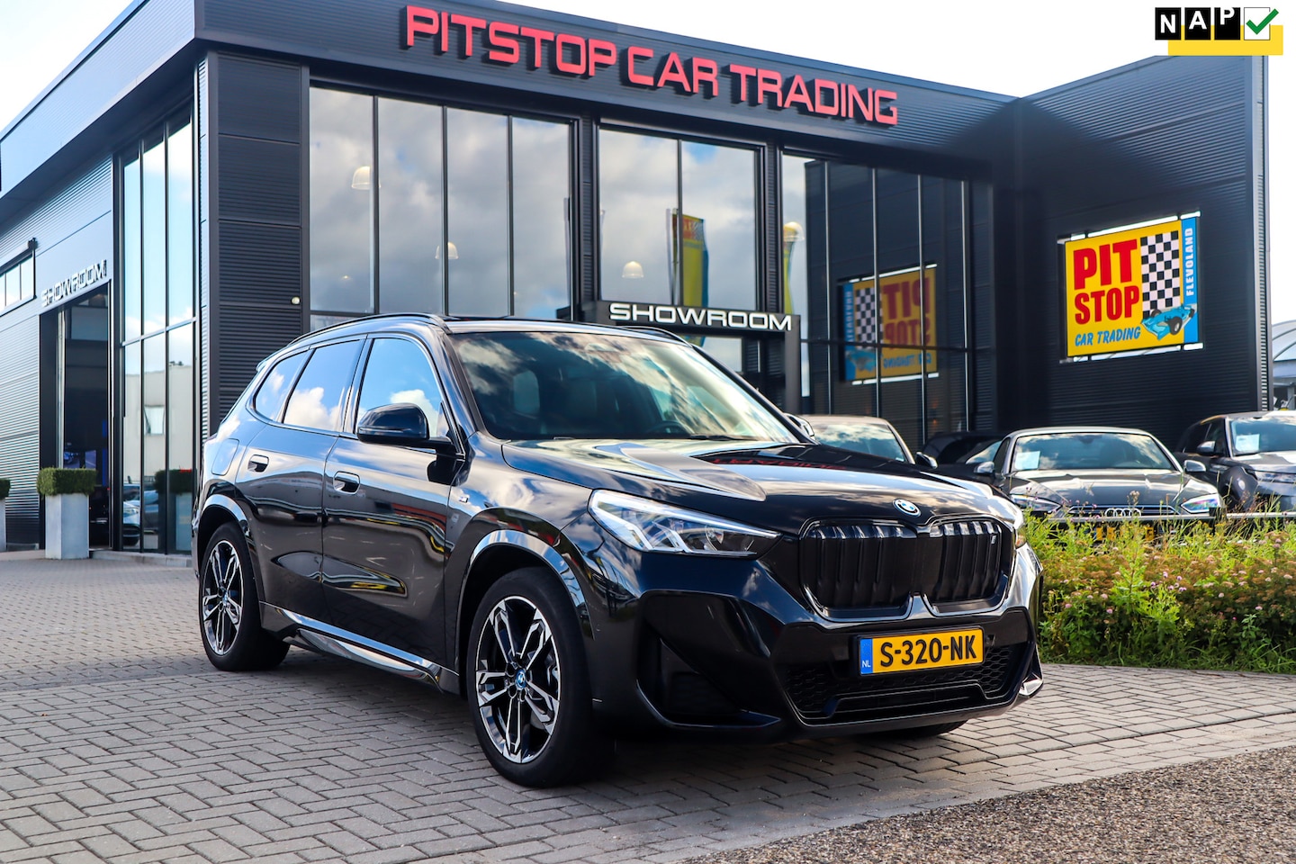 BMW iX1 - XDrive30 M-Sport 67 kWh, NL Auto, Pano, Trekhaak, Full option - AutoWereld.nl