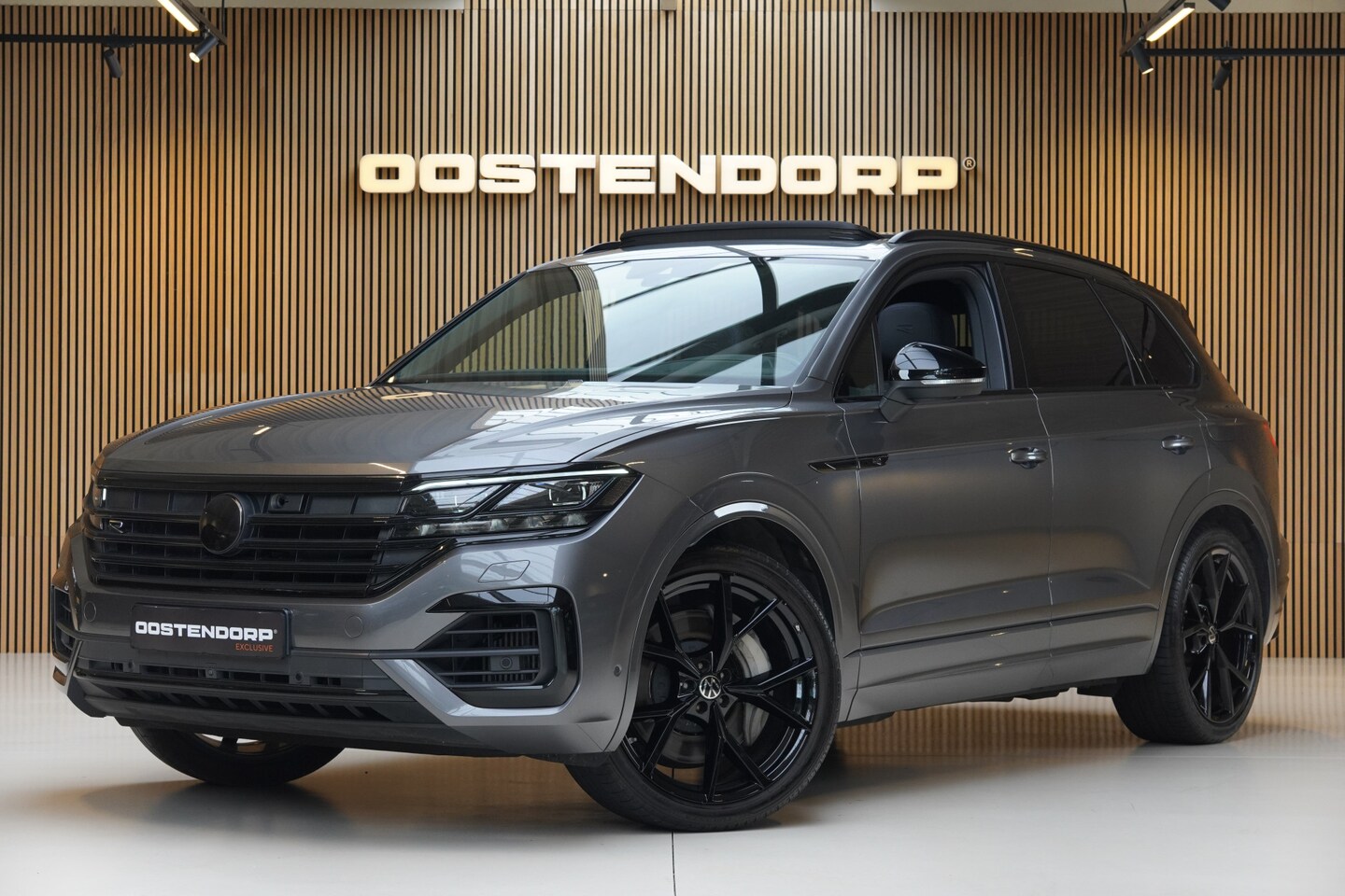 Volkswagen Touareg - 3.0TSi/462pk Hybrid 4MOTION R Blackstyle|2023|Panoramadak|Leder|Luchtvering|LED|Trekhaak|P - AutoWereld.nl