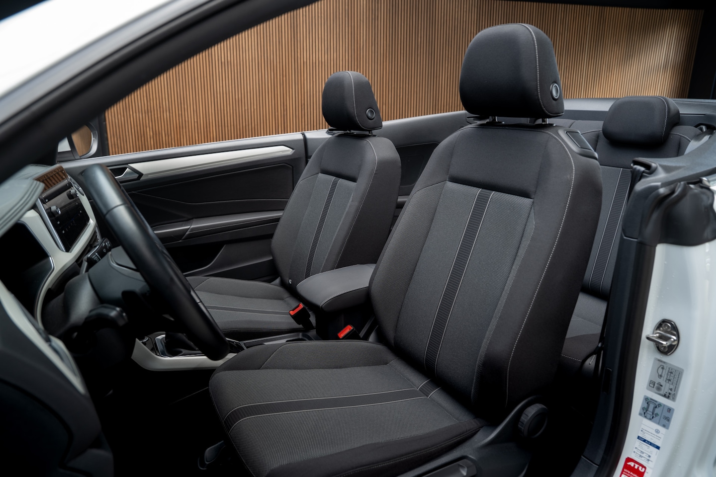 Volkswagen T-Roc Cabrio - 1.5 TSI Navi Virtual C. Camera Beats PDC Stuurverwarming LED Stoelverwarming Climate Leder - AutoWereld.nl
