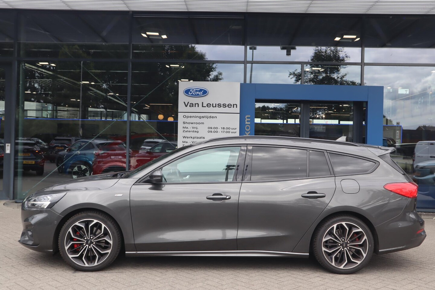 Ford Focus Wagon - 125PK ST-LINE BUSINESS TREKHAAK WINTERPACK AD-CRUISE 18"LM-VELGEN KEYLESS P-SENSOREN - AutoWereld.nl