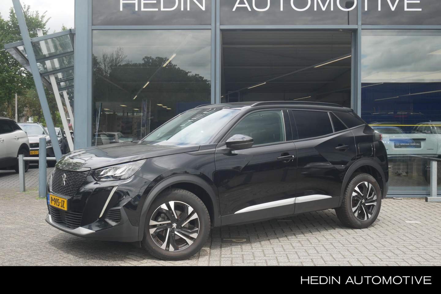 Peugeot 2008 - 1.2 100PK Allure Pack | 19.000km! | Navigatie | Adaptive Cruise Control | Camera | Climate - AutoWereld.nl