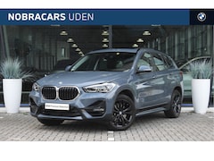 BMW X1 - sDrive20i Sport Line Automaat / Panoramadak / Sportstoelen / Trekhaak / Adaptieve LED / Co
