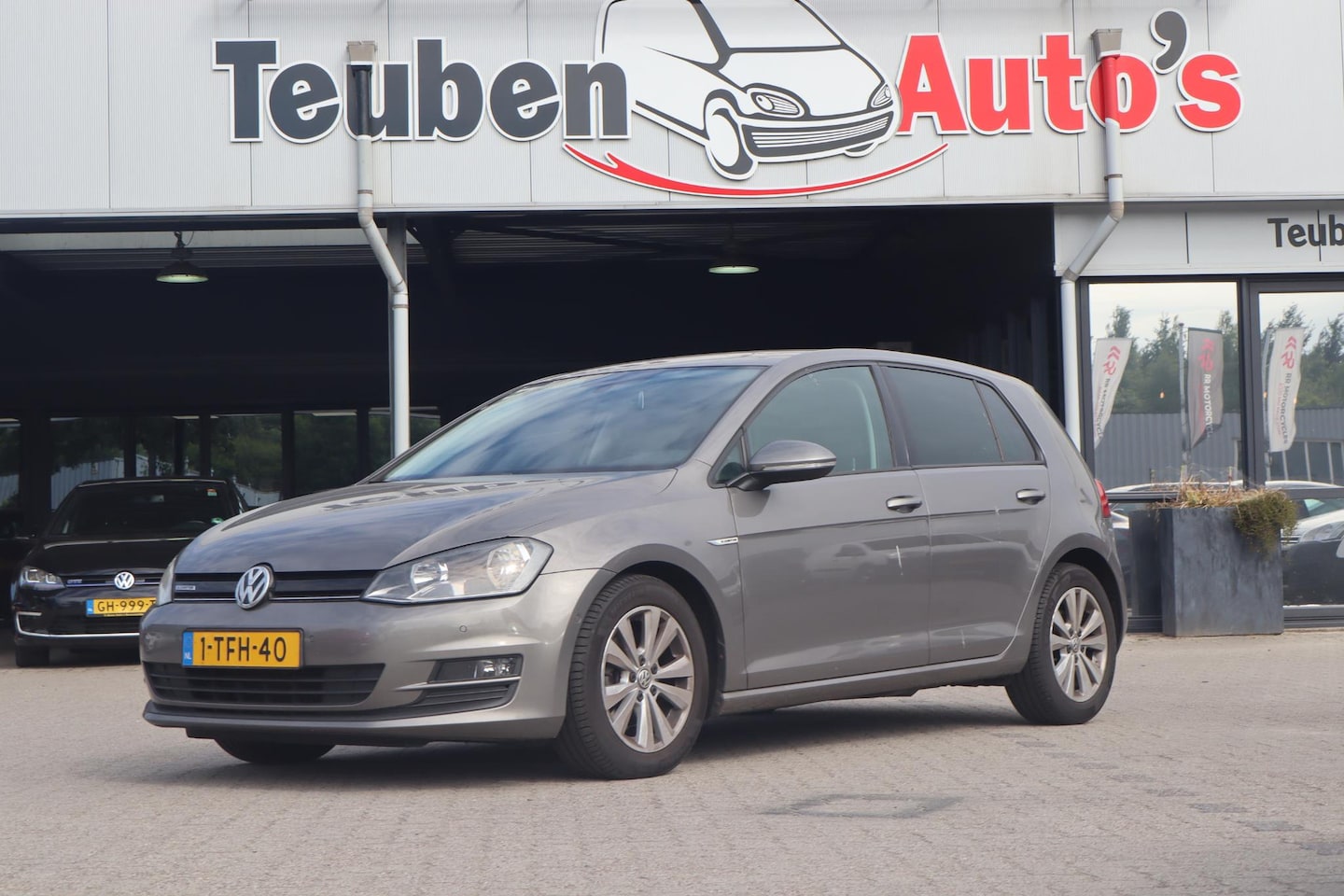 Volkswagen Golf - 1.6 TDI Highline BlueMotion | Parkeerhulp | Airco | Navigatie | - AutoWereld.nl