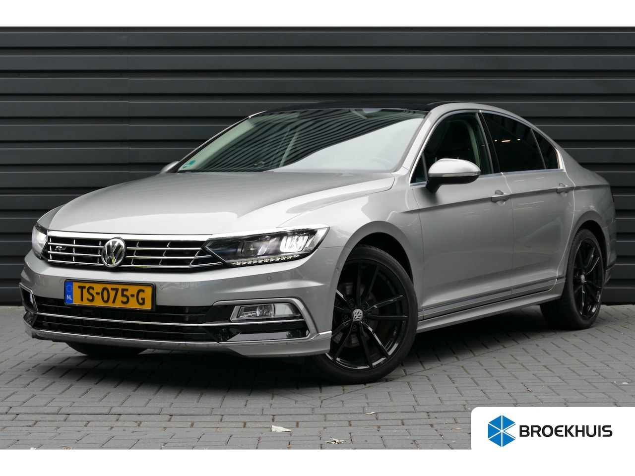 Volkswagen Passat - 2.0 TDI BUSINESS EDITION R-LINE AUTOMAAT / ALCANTARA / CAMERA / TREKHAAK / PANO.DAK / STOE - AutoWereld.nl