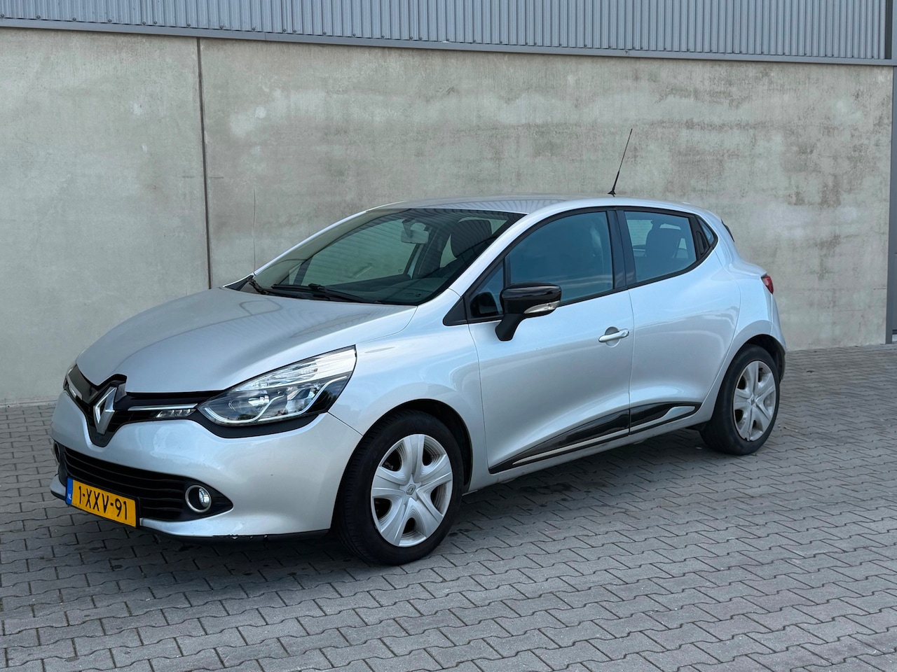 Renault Clio - 1.2 16V APK 21-03-2027+NAVIGATIE+CRUISE CONTROL+AIRCO+ELEKTRISCHE PAKKET+2 SLEUTELS - AutoWereld.nl