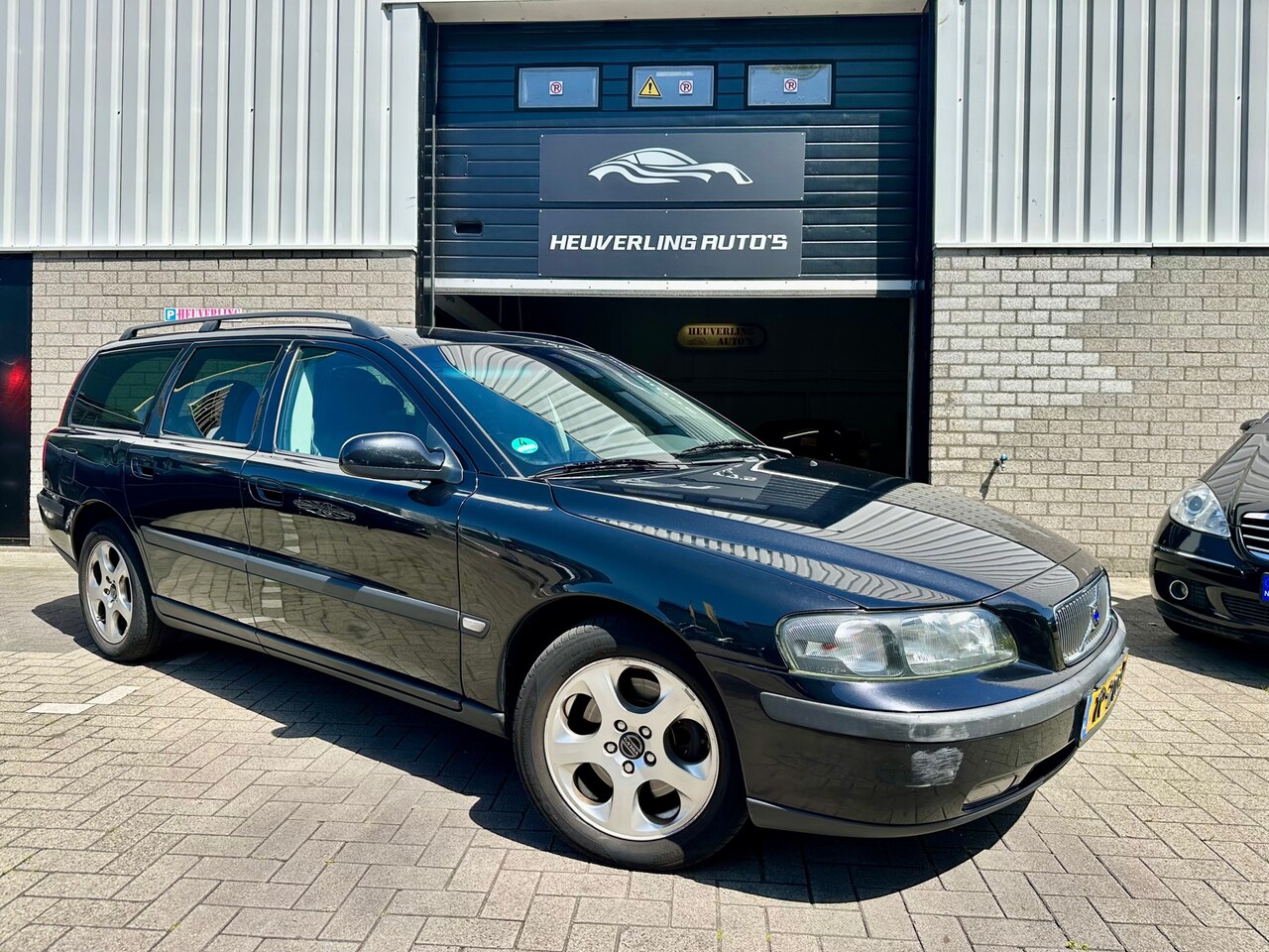 Volvo V70 - 2.4 Comfort Line | Automaat | Airco | Cruise | Trekhaak - AutoWereld.nl