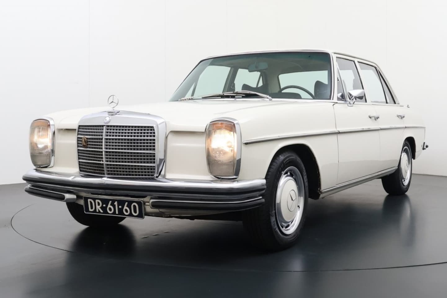 Mercedes-Benz 220 - W114 -W115 250 6-Cilinder Schakelbak LPG Oldtimer!! - AutoWereld.nl