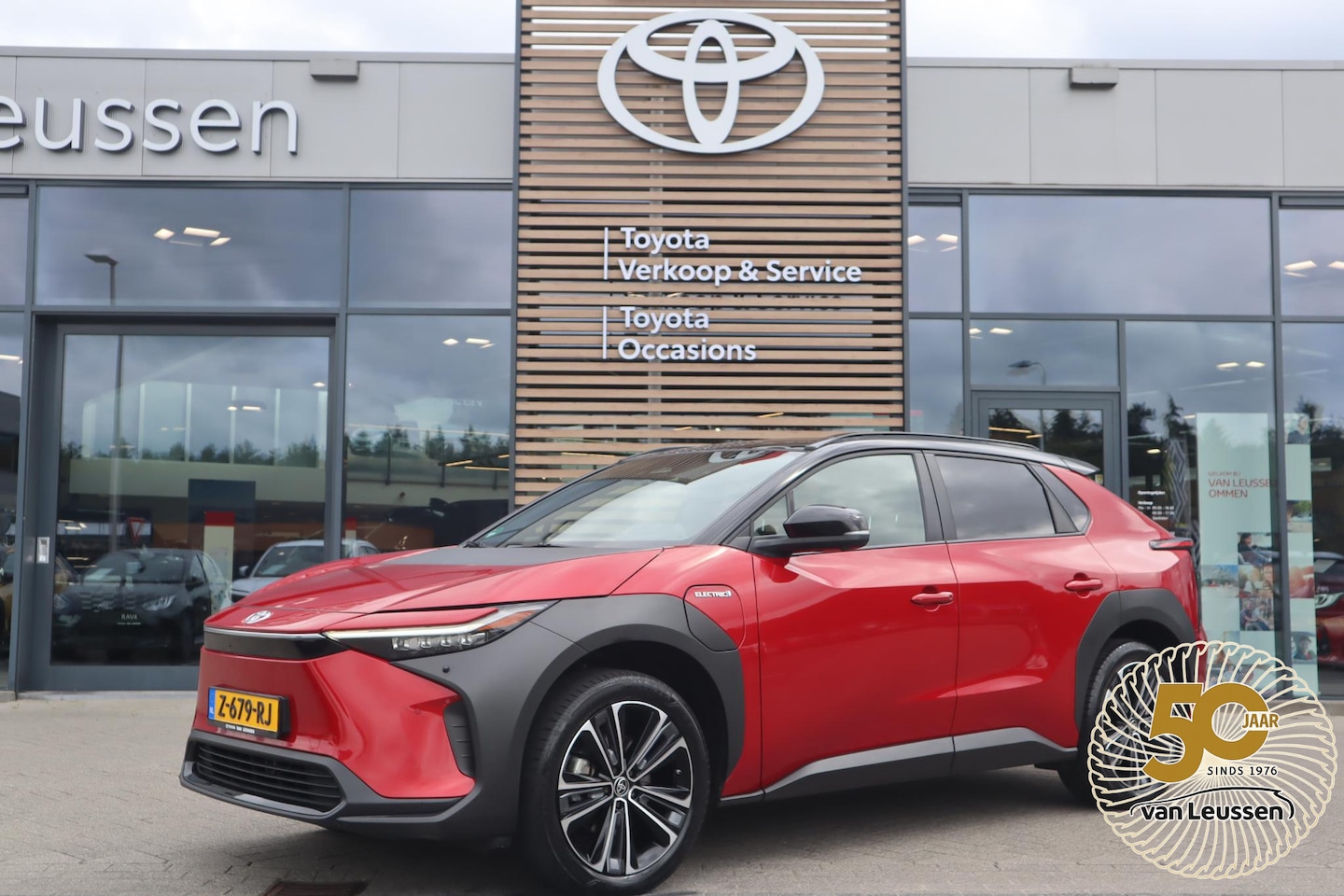 Toyota bZ4X - PREMIUM 71KWH 20"LMV PANODAK TREKHAAK EL-ACHTERKLEP KEYLESS STOEL/STUURVERW. HALF-LEDER EL - AutoWereld.nl