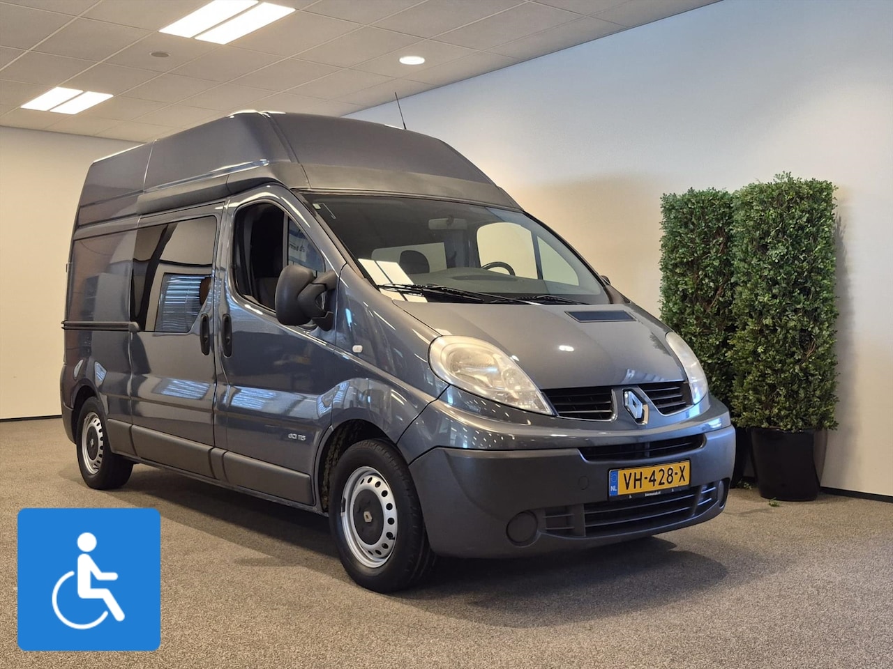 Renault Trafic - L2H2 Rolstoelbus (airco) 4+1 - 2x zijschuifdeur - AutoWereld.nl