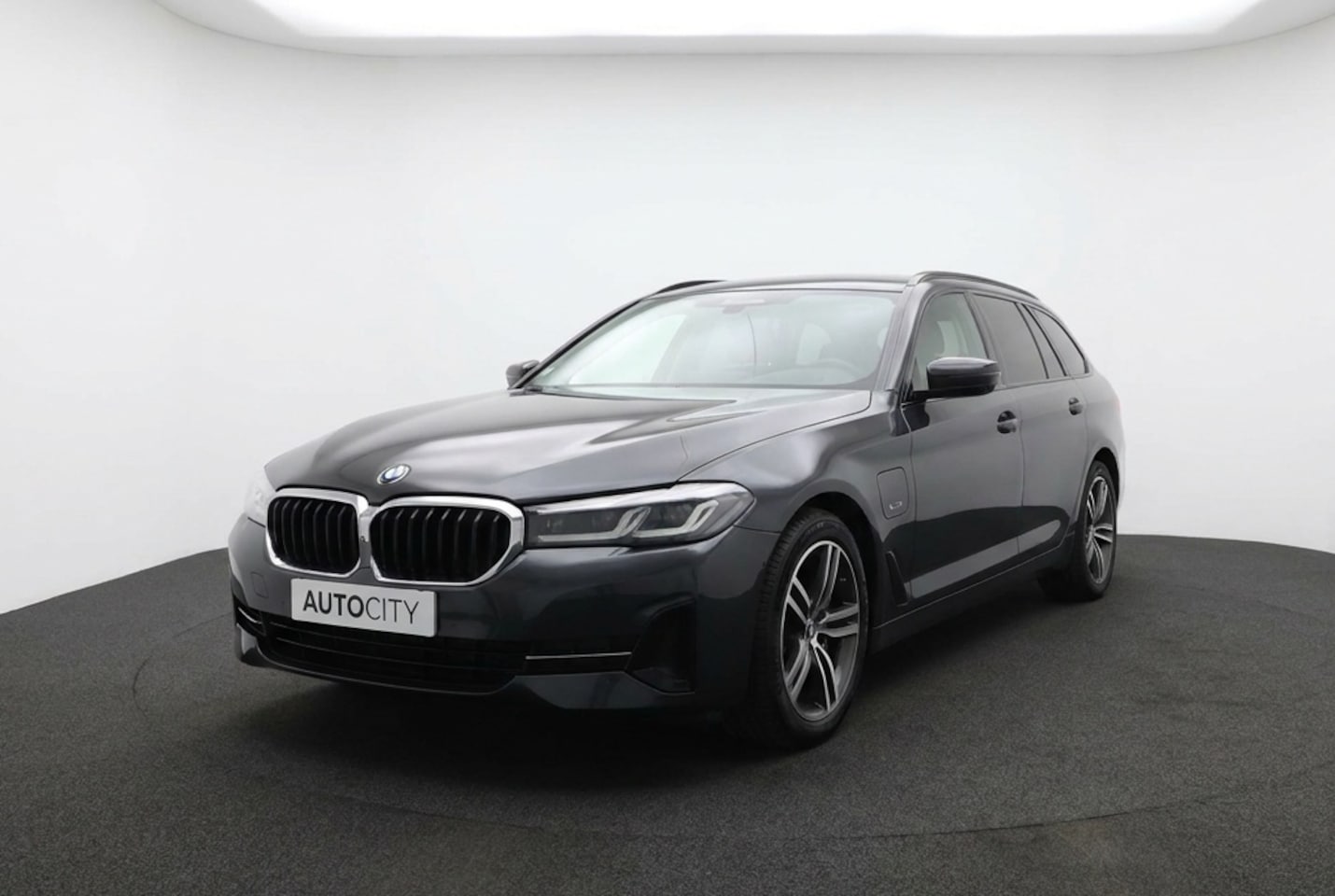 BMW 5-serie Touring - 530e xDrive Pano l 360 Camera l Leder - AutoWereld.nl