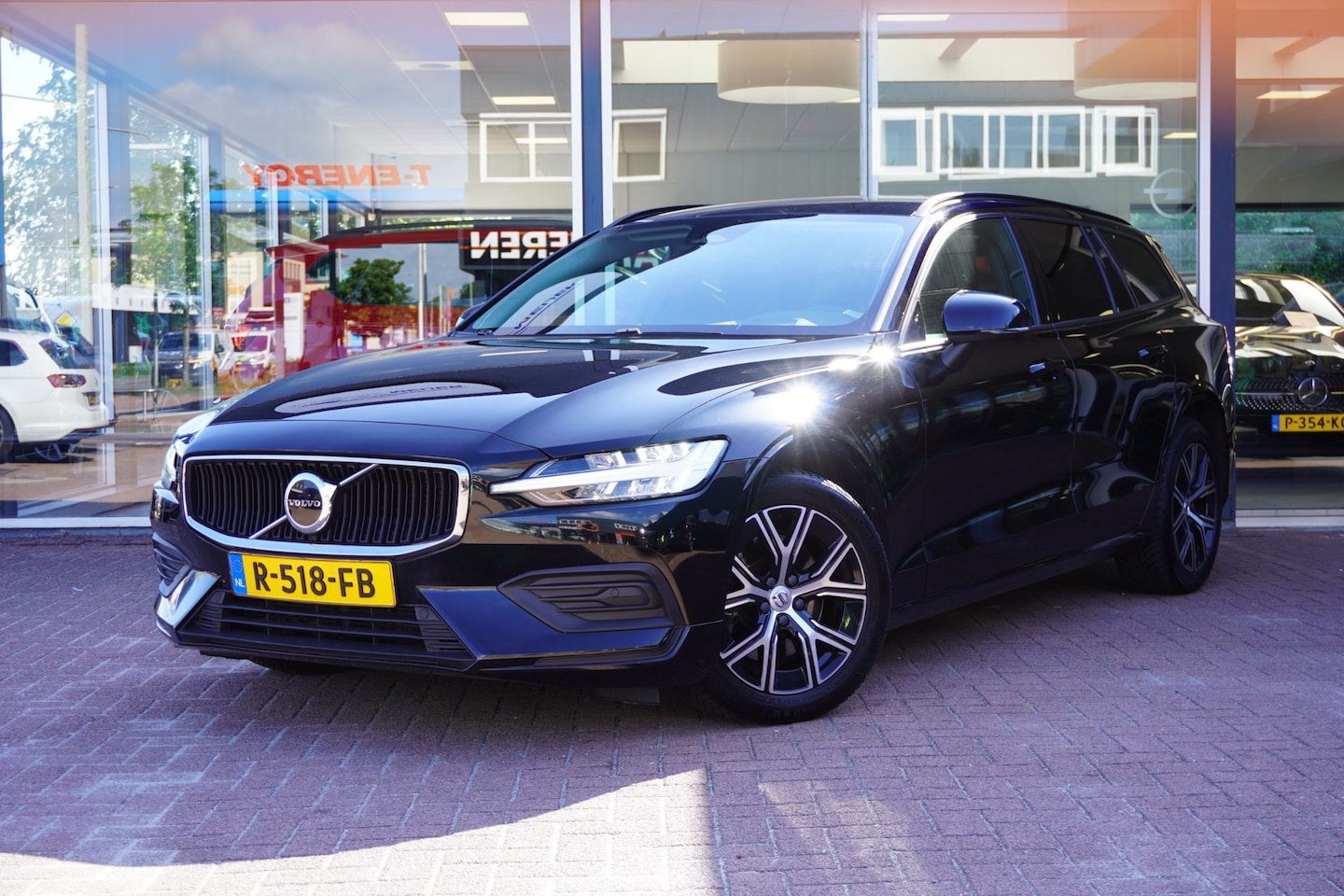 Volvo V60 - 2.0 B3 Essential Automaat | Airco | Navigatie | Carplay | Trekhaak | Vol opties | Inruil m - AutoWereld.nl
