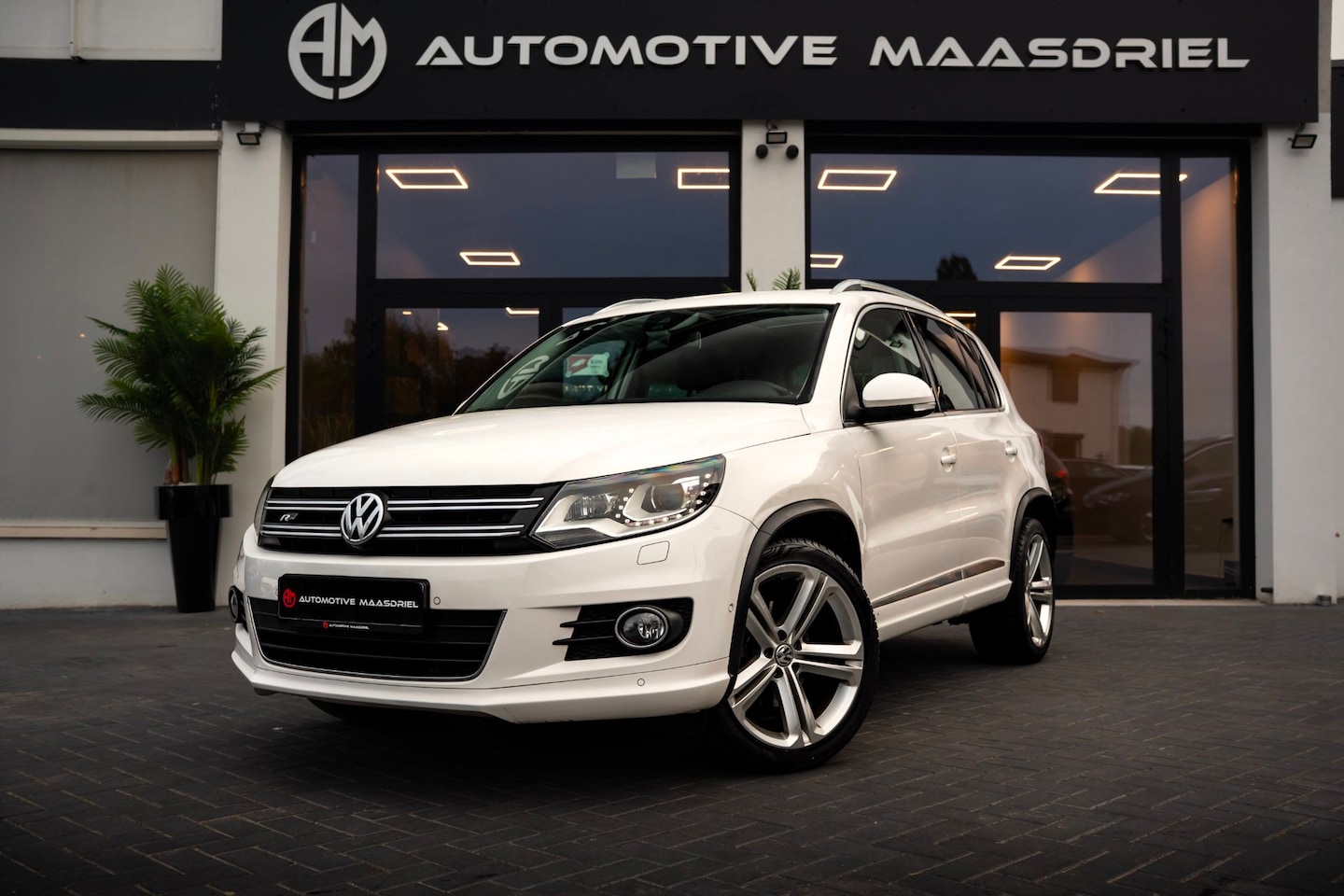 Volkswagen Tiguan - 2.0 TSI Sport&Style 4Motion/R-Line/DSG/Xen - AutoWereld.nl